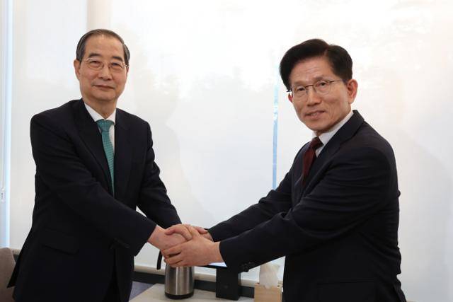 대선 출마를 선언한 한덕수(왼쪽) 전 국무총리와 김문수 국민의힘 대선 후보가 7일 서울 종로구의 한 식당에서 만나 단일화 관련 논의에 앞서 악수하고 있다. 뉴스1