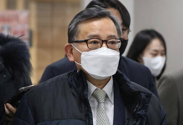 김학의 전 법무부 차관이 2022년 1월 27일 서울 서초구 서울고법에서 열린 '뇌물수수 혐의' 관련 파기항소심 선고 공판에서 무죄를 선고받은 후 법정을 나서고 있다. 뉴시스