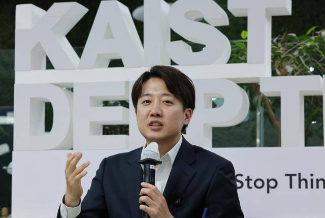 이준석 개혁신당 대선 후보가 7일 대전 유성구 한국과학기술원(KAIST)에서 학생들과 2030 현장 청취 간담회를 하고 있다. 대전=뉴스1