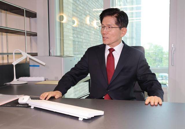 김문수 국민의힘 대선 후보가 8일 서울 영등포구 여의도 당사 대선 후보 사무실을 둘러보고 있다. 연합뉴스