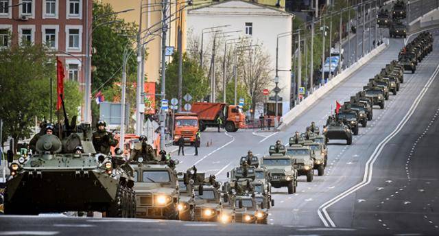 러시아 군차가 9일 열릴 제2차 세계대전 승리 기념일(5월 9일·전승절) 80주년 열병식에 앞서 3일 러시아 모스크바에서 모의 훈련을 진행하고 있다. 모스크바=AFP 연합뉴스