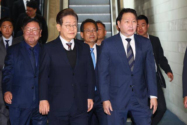 이재명 더불어민주당 대선후보가 8일 서울 중구 대한상공회의소에서 열린 대선후보 초청 경제5단체장 간담회에 참석하고 있다. 오른쪽은 최태원 대한상의 회장. 국회사진기자단