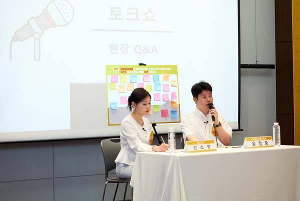 신소영 기자와 윤정중 원장(오른쪽)이 토크쇼를 진행하고 있다./사진=신지호 기자