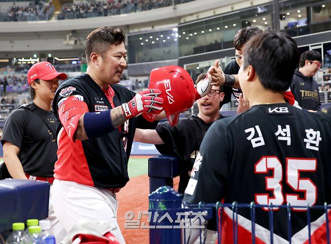 2025 KB0리그 프로야구 키움히어로즈와 KIA타이거즈의 경기가 7일 오후 서울 고척스카이돔에서 열렸다. 6회초 무사 2,3루 대타로 나온 최형우가 2타점 적시 3루타를 치고 교체된 후 더그아웃으로 들어가고 있다. 고척=김민규 기자 mgkim1@edaily.co.kr /2025.05.07/