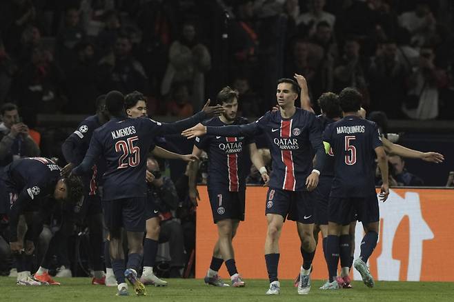 <yonhap photo-2247=""> PSG players celebrate after Achraf Hakimi scored his side's second goal the Champions League semifinal, second leg soccer match between Paris Saint-Germain and Arsenal at the Parc des Princes in Paris, Wednesday, May 7, 2025. (AP Photo/Aurelien Morissard)/2025-05-08 06:44:53/ <저작권자 ⓒ 1980-2025 ㈜연합뉴스. 무단 전재 재배포 금지, AI 학습 및 활용 금지></yonhap>