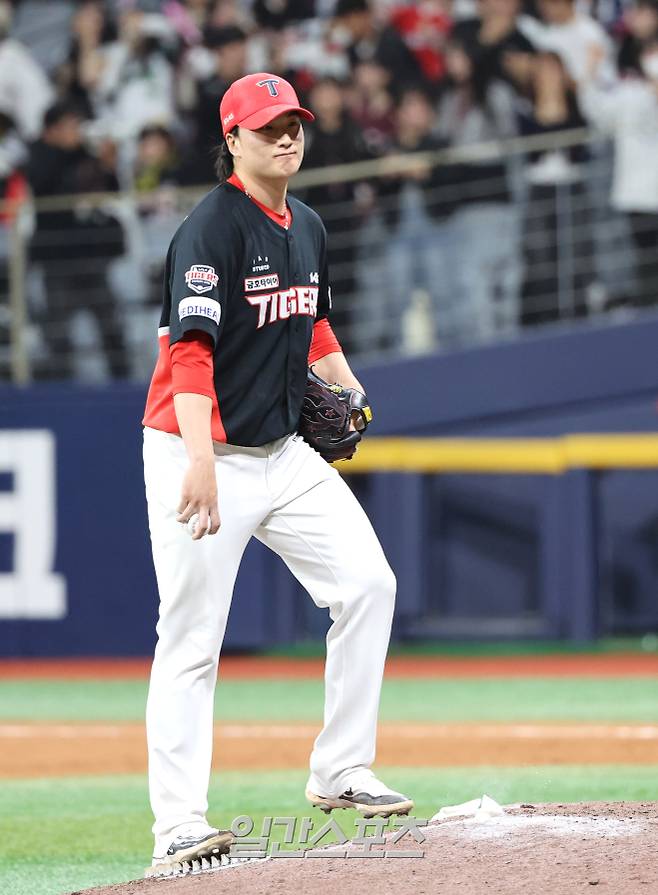 2025 KB0리그 프로야구 키움 히어로즈와 KIA 타이거즈의 경기가 7일 오후 서울 고척스카이돔에서 열렸다. 8회말 2사 만루 최주환에게 역전 3타점 적시 2루타를 허용한 정해영이 허탈해하고 있다. 고척=김민규 기자 /2025.05.07/