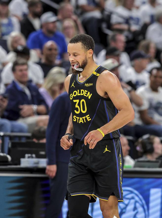 <yonhap photo-4070=""> Stephen Curry (30) heads back to the bench in the first half as the Golden State Warriors played the Minnesota Timberwolves in Game 1 of the Second Round of the NBA Playoffs at Target Center in Minneapolis, Minn., on Tuesday, May 6, 2025. ( Carlos Avila Gonzalez/San Francisco Chronicle via AP) MANDATORY CREDIT: PHOTOGRAPHER AND SAN FRANCISCO CHRONICLE; SAN JOSE MERCURY NEWS OUT; EAST BAY TIMES OUT; MARIN INDEPENDENT JOURNAL OUT; SAN FRANCISCO EXAMINER OUT/2025-05-07 12:49:41/ <저작권자 ⓒ 1980-2025 ㈜연합뉴스. 무단 전재 재배포 금지, AI 학습 및 활용 금지></yonhap>