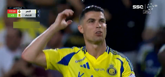 8일 알 이티하드와의 사우디 프로 리그 30라운드 중 후반 추가시간 역전 골을 내준 뒤 짜증을 내는 호날두의 모습. 사진=X