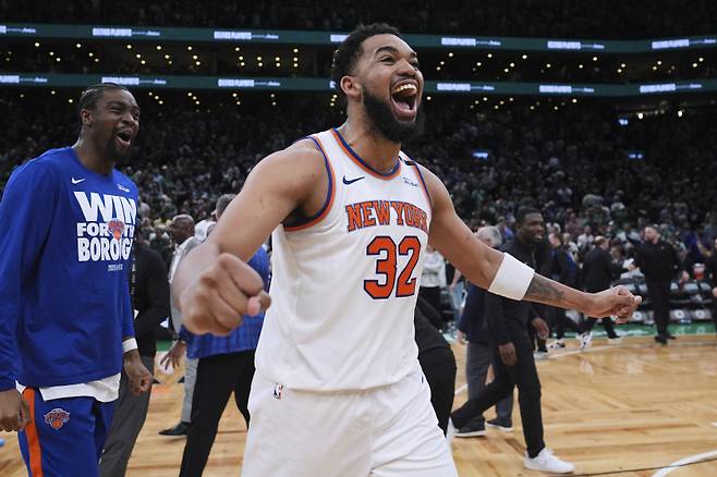 <yonhap photo-3400="">8일(한국시간) 열린 NBA 동부 콘퍼런스 플레이오프(PO·7전 4승제) 2라운드 2차전을 승리한 뒤 칼-앤서니 타운스가 환호하고 있다. [AP=연합뉴스]</yonhap>