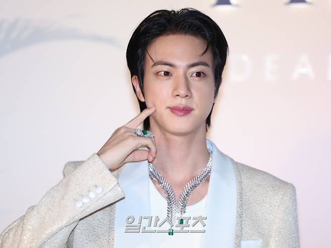 BTS 진 13일 오후 서울 강남구 조선팰리스에서 진행된 한 주얼리 이벤트 포토콜 행사에 참석해 포즈를 취하고 있다. 서병수 기자 qudtn@edaily.co.kr /2025.03.13/