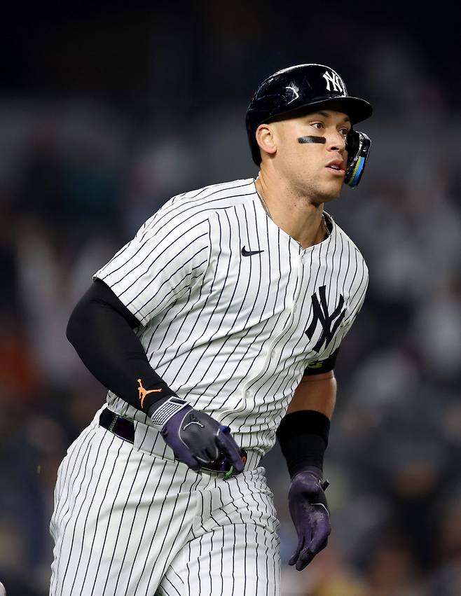 <yonhap photo-2986=""> 저지가 7일 경기에서 시즌 12호 홈런을 터뜨리고 베이스를 돌고 있다. AFP=연합뉴스</yonhap>