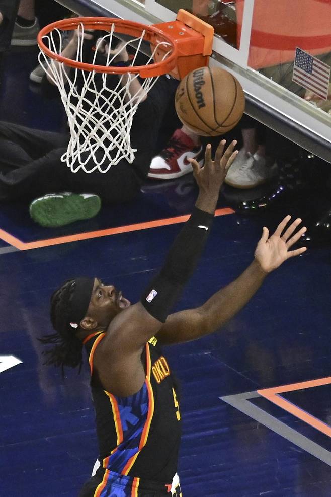 <yonhap photo-3740=""> epa12082338 Oklahoma City Thunder guard Luguentz Dort makes a basket during the first quarter of the Western Conference Semifinals game two between the Oklahoma City Thunder and the Denver Nuggets in Oklahoma City, Oklahoma, USA, 07 May 2025. The Denver Nuggets lead the best of seven series 1-0. EPA/GERALD LEONG SHUTTERSTOCK OUT/2025-05-08 11:14:24/ <저작권자 ⓒ 1980-2025 ㈜연합뉴스. 무단 전재 재배포 금지, AI 학습 및 활용 금지></yonhap>