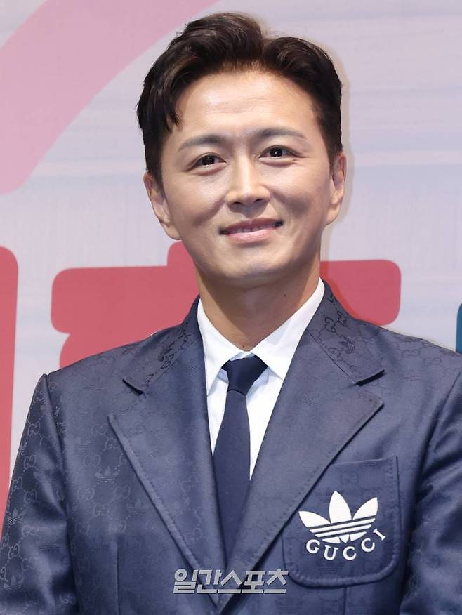 배우 진태현이 13일 오전 서울 구로구 라마다 호텔에서 열린 JTBC 새 예능 '이혼숙려캠프' 제작발표회에서 포즈를 취하고 있다. '이혼숙려캠프'는 인생을 새로고침하기 위한 부부들의 이야기. 오는 15일 밤 10시 40분 첫 방송. 서병수 기자 qudtn@edaily.co.kr /2024.08.13/