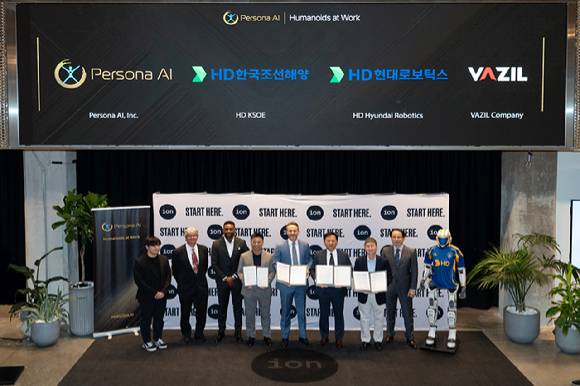오른쪽 두번째부터 왼쪽 방향으로 송영훈 HD현대로보틱스 솔루션부문장, 이동주 HD한국조선해양 제조혁신랩 부문장, 닉 래드포드 페르소나 AI CEO, 김성원 바질컴퍼니 CTO 등 관계자들이 최근 미국 휴스턴에서 '조선 용접용 휴머노이드 개발을 위한 업무협약'을 체결하고 있다. [사진=HD현대]