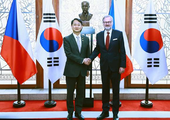 안덕근 산업통상자원부 장관이 7일(현지시간) 체코 프라하 총리실에서 정부 특사단이 참석한 가운데 페트르 피알라(Petr Fiala) 체코 총리와 만났다. [사진=산업부]