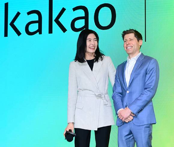 정신아 카카오 대표와 샘 올트먼 오픈AI 최고경영자(CEO)가 4일 오전 서울 중구 더플라자호텔에서 열린 카카오의 AI 사업 방향 및 현황 발표하는 미디어데이에서 포토타임을 갖고 있다. [사진=정소희 기자]