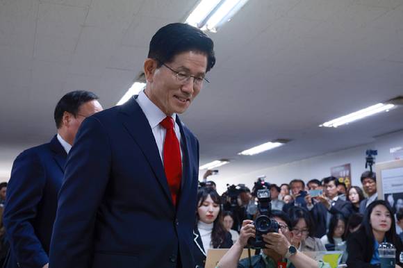 국민의힘 김문수 대선 후보가 8일 서울 여의도 대하빌딩에 마련한 선거 캠프 사무실에서 후보 단일화에 관한 입장을 밝히기 위해 단상으로 향하고 있다. [사진=연합뉴스]