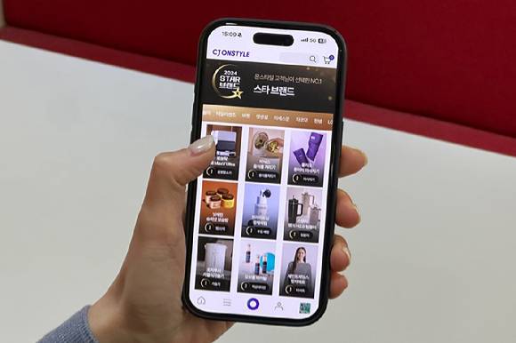 CJ온스타일 고객이 모바일 앱을 살펴보고 있다. [CJ온스타일]