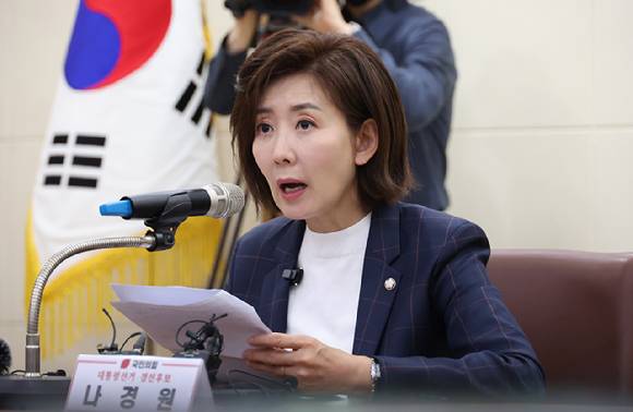 나경원 국민의힘 의원이 지난달 21일 대구 중구 대구시의회 회의장에서 기자간담회를 하고 있다. [사진=연합뉴스]
