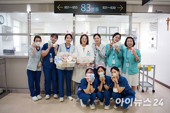 포항성모병원이 가정의 달을 맞아 병원에 입원 중인 어린이와 어르신들에게 위로와 응원의 마음을 담은 선물을 전달했다 [사진=포항성모병원]