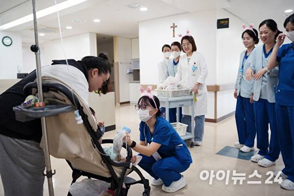 포항성모병원이 가정의 달을 맞아 병원에 입원 중인 어린이와 어르신들에게 위로와 응원의 마음을 담은 선물을 전달했다 [사진=포항성모병원]