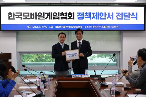 황성익 한국모바일게임협회장(좌측)과 조승래 의원. [사진=한국모바일게임협회]