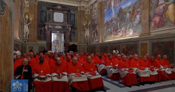 새 교황을 선출하는 콘클라베에 참여하는 추기경들. EPA=연합뉴스