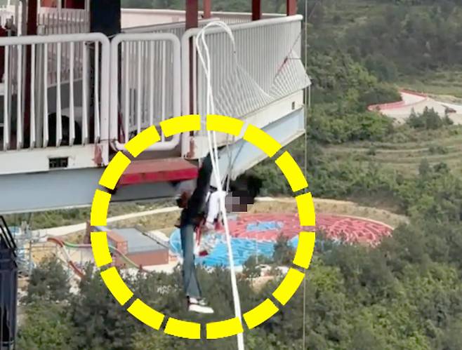 중국 서남부 구이저우(貴州)성 번지점프장에서 발생한 안전 사고. 사진 웨이보 캡처