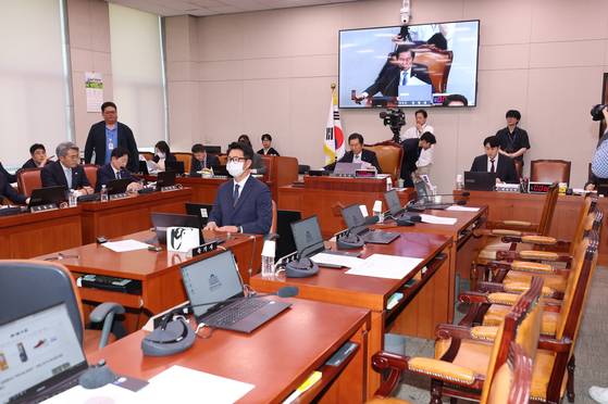 7일 서울 여의도 국회에서 국민의힘 의원들이 퇴장한 가운데 열린 법제사법위원회 전체회의에서 정청래 위원장이 대통령 당선 시 진행 중인 형사재판을 정지하도록 하는 내용의 형사소송법 개정안 통과를 알리며 의사봉을 두드리고 있다. 연합뉴스