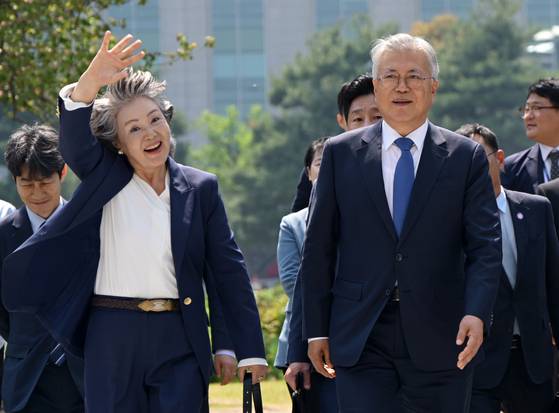 문재인 전 대통령과 김정숙 여사가 4월 25일 국회 도서관에서 열린 4·27 남북 판문점선언 7주년 기념식에 참석하기 위해 본청에서 이동하고 있다. [국회사진기자단]