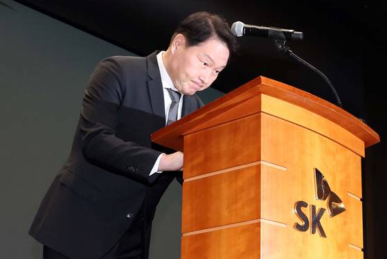 최태원 SK그룹 회장이 7일 서울 중구 SKT타워에서 열린 유심 정보 유출 관련 일일 브리핑에 참석, SK텔레콤에서 일어난 해킹 피해에 대해 대국민 사과를 한 뒤 인사하고 있다. 연합뉴스