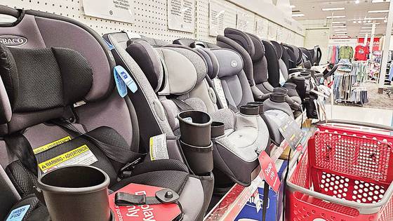 오는 10일(현지시간) 중국과의 관세 협상이 시작될 예정인 가운데 미국 워싱턴DC 인근 버지니아의 '타깃(Target)'의 유아용품 코너에 중국산 카시트와 기저귀, 젖병 등이 진열돼 있다. 워싱턴=강태화 특파원