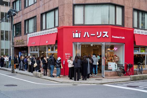 지난 3월 할리스가 일본 오사카에 문을 연 혼마치점. 개점 첫날 고객들이 줄지어 매장을 방문하고 있다. 사진 KG F&B
