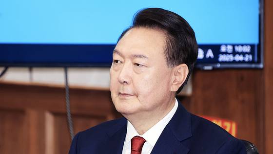 윤석열 전 대통령이 지난달 21일 서울 서초구 서울중앙지법에서 열린 내란 우두머리 혐의 형사재판 2차 공판에 출석해 있다. 연합뉴스