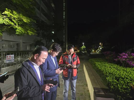 국민의힘 권성동 원내대표(가운데)와 김기현(오른쪽)·박덕흠 의원이 6일 밤 단일화 설득을 위해 김문수 대선후보의 서울 봉천동 자택을 찾아 대기하던 도중 김 후보가 발표한 ‘7일 한덕수 후보와 단독 회동’ 입장문을 읽고 있다. 김기정 기자