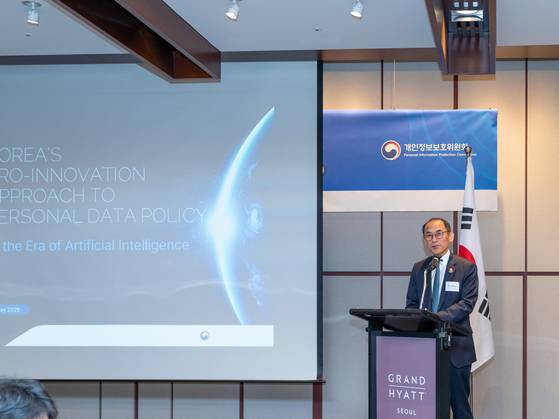 고학수 개인정보보호위원회 위원장이 8일 서울 용산구 그랜드 하얏트 서울에서 열린 주한미국상공회의소(암참) 간담회에서 강연하고 있다. [사진 개인정보보호위원회]