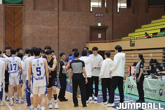 ▲경기가 끝난 후 악수를 나누는 성균관대 김상준 감독과 중앙대 윤호영 감독