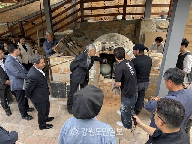 ▲ 8일 양구백토마을을 방문한 유인촌 문화체육관광부 장관이 장작가마를 살펴보고 있다. 박재혁 기자