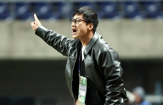 ▲ 작전 지시하는 이정효 감독 [연합뉴스]&nbsp;