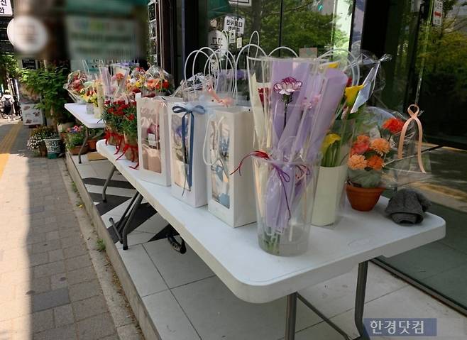 카네이션을 가판대에 진열해 놨지만 하나도 팔리지 않은 모습/사진=유지희 기자