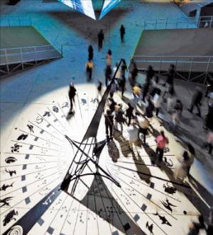 지난해 광주비엔날레에서 선보인 ‘딜리버리 댄서의 선:인버스’