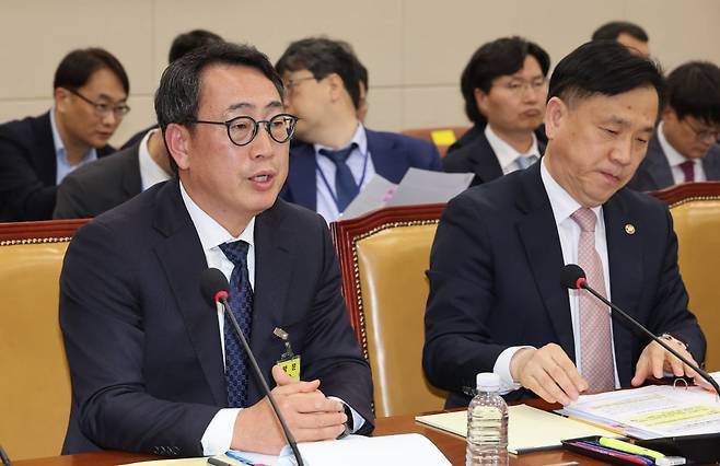 8일 국회 과학기술정보방송통신위원회 전체회의에서 열린 SK텔레콤 유심 해킹 사건 청문회에서 유영상 SK텔레콤 대표이사가 의원 질의에 답하고 있다. 사진=연합뉴스