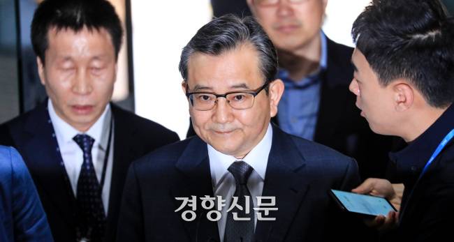 성범죄, 뇌물수수 등 ‘김학의 사건’ 당사자인 김학의 전 법무부 차관이 2019년 5월16일 서울 서초구 서울중앙지법으로 구속 전 피의자 심문(영장 실질 심사)을 받기 위해 출석하고 있다. 이준헌 기자