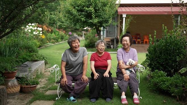 경기도 모처에 전원 주택을 지어 함께 사는 세 노년 여성의 동거 생활. KBS 유튜브 갈무리