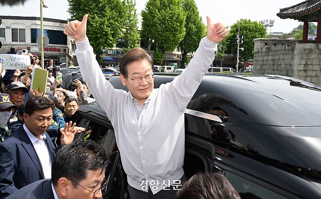 이재명 더불어민주당 대선 후보가 7일 전북 전주시에서 일정을 마치고 지지자들을 향해 인사하고 있다. 박민규 선임기자