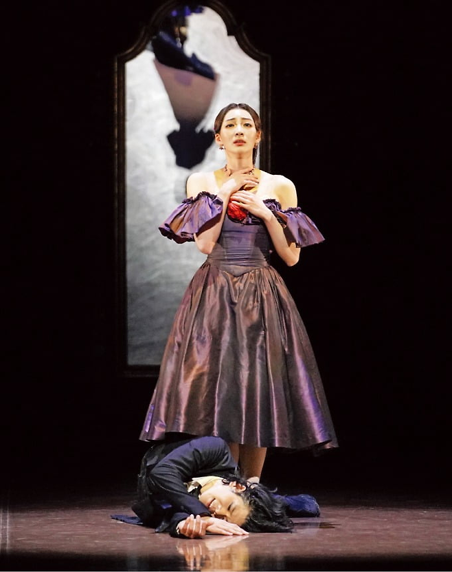 ‘카멜리아 레이디’에서 비극적 결말을 맞는 연인 마르그리트(조연재)와 아르망(변성완)의 모습. 국립발레단 제공