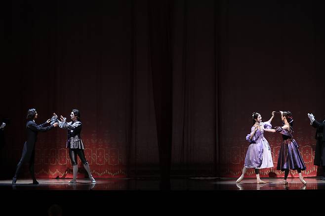 6일 서울 서초구 예술의전당 오페라극장에서 열린 국립발레단 제204회 정기공연 ‘카멜리아 레이디’ 프레스콜에서 마르그리트 코티에 역의 조연재와 아르망 뒤발 역의 변성완이 시연하고 있다. 연합뉴스.