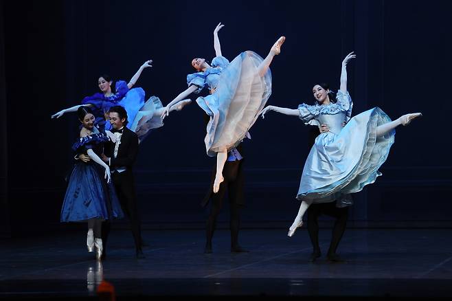 6일 서울 서초구 예술의전당 오페라극장에서 열린 국립발레단 제204회 정기공연 ‘카멜리아 레이디’ 프레스콜에서 출연 배우들이 시연하고 있다. 연합뉴스