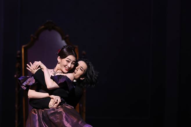 6일 서울 서초구 예술의전당 오페라극장에서 열린 국립발레단 제204회 정기공연 ‘카멜리아 레이디’ 프레스콜에서 마르그리트 코티에 역의 조연재와 아르망 뒤발 역의 변성완이 시연하고 있다. 연합뉴스