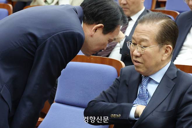 권영세 국민의힘 비상대책위원장(오른쪽)이 8일 국회에서 열린 의원총회에서 이야기를 나누고 있다. 한수빈 기자